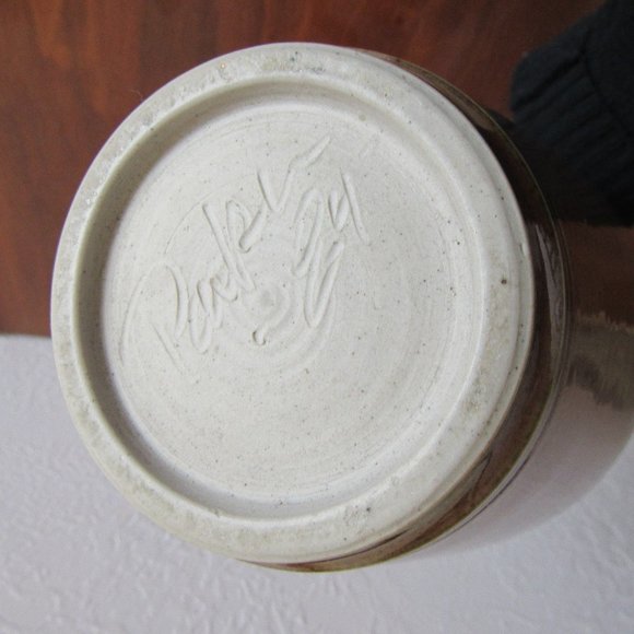 Vintage Brown and Blue Grapes Vase Signed - Picture 6 of 6